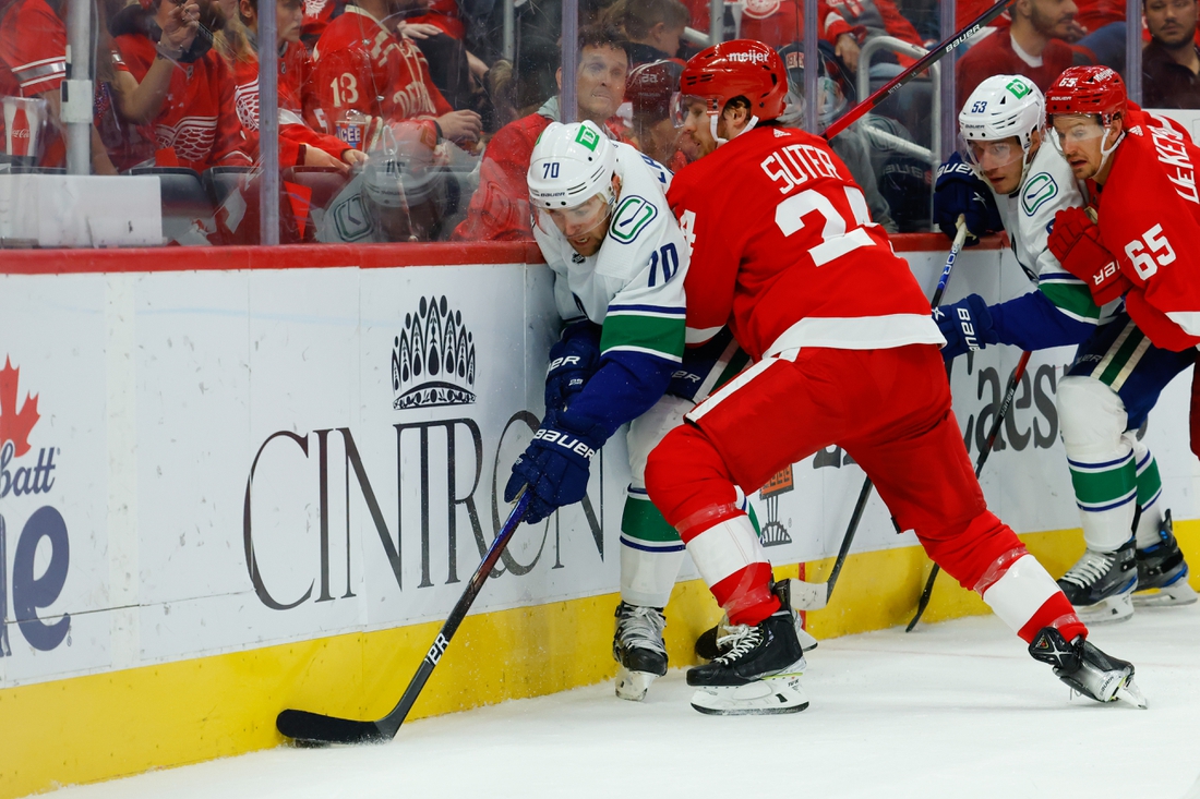 WATCH: Thomas Greiss stones Canucks, leads Detroit Wings to first win