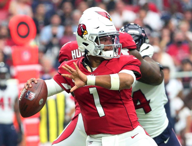 1. Cardinals (1): Don't believe in the league's only unbeaten team? Arizona also boasts the NFL's largest point differential (+111), is the toughest team to score on (16.3 points allowed per game), is getting defensive reinforcements off the COVID-19 list -- including OLB Chandler Jones -- and is already effectively integrating new TE Zach Ertz, the first player to catch a TD pass in successive weeks ... for different teams. Oh yeah ... and Kyler Murray.

Syndication Usa Today