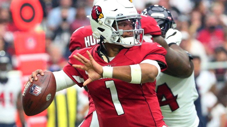 1. Cardinals (1): Don't believe in the league's only unbeaten team? Arizona also boasts the NFL's largest point differential (+111), is the toughest team to score on (16.3 points allowed per game), is getting defensive reinforcements off the COVID-19 list -- including OLB Chandler Jones -- and is already effectively integrating new TE Zach Ertz, the first player to catch a TD pass in successive weeks ... for different teams. Oh yeah ... and Kyler Murray.

Syndication Usa Today