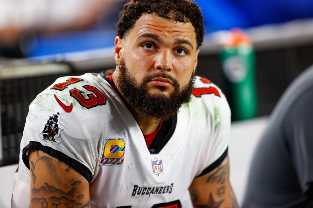 Tampa Bay Buccaneers receiver Mike Evans (back) returns to practice
