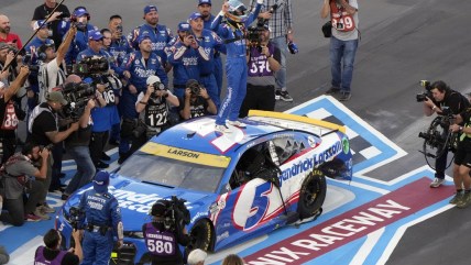 Kyle Larson wins in Phoenix to clinch NASCAR Cup Series title