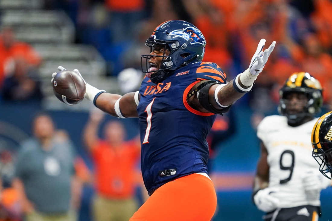 Nov 13, 2021; San Antonio, Texas, USA; UTSA Roadrunners tight end Leroy Watson (1) runs in for a touchdown in the second half against the Southern Miss Golden Eagles at the Alamodome. Mandatory Credit: Daniel Dunn-USA TODAY Sports