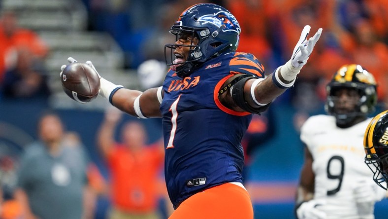 Nov 13, 2021; San Antonio, Texas, USA; UTSA Roadrunners tight end Leroy Watson (1) runs in for a touchdown in the second half against the Southern Miss Golden Eagles at the Alamodome. Mandatory Credit: Daniel Dunn-USA TODAY Sports