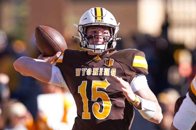 Wyoming meets high-scoring Kent State in Idaho Bowl