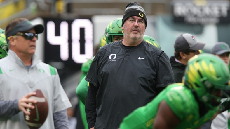 Oregon offensive coordinator Joe Moorhead, center, keeps an eye on warmups before the game against Oregon State.

Eug 112821 Morehead 01