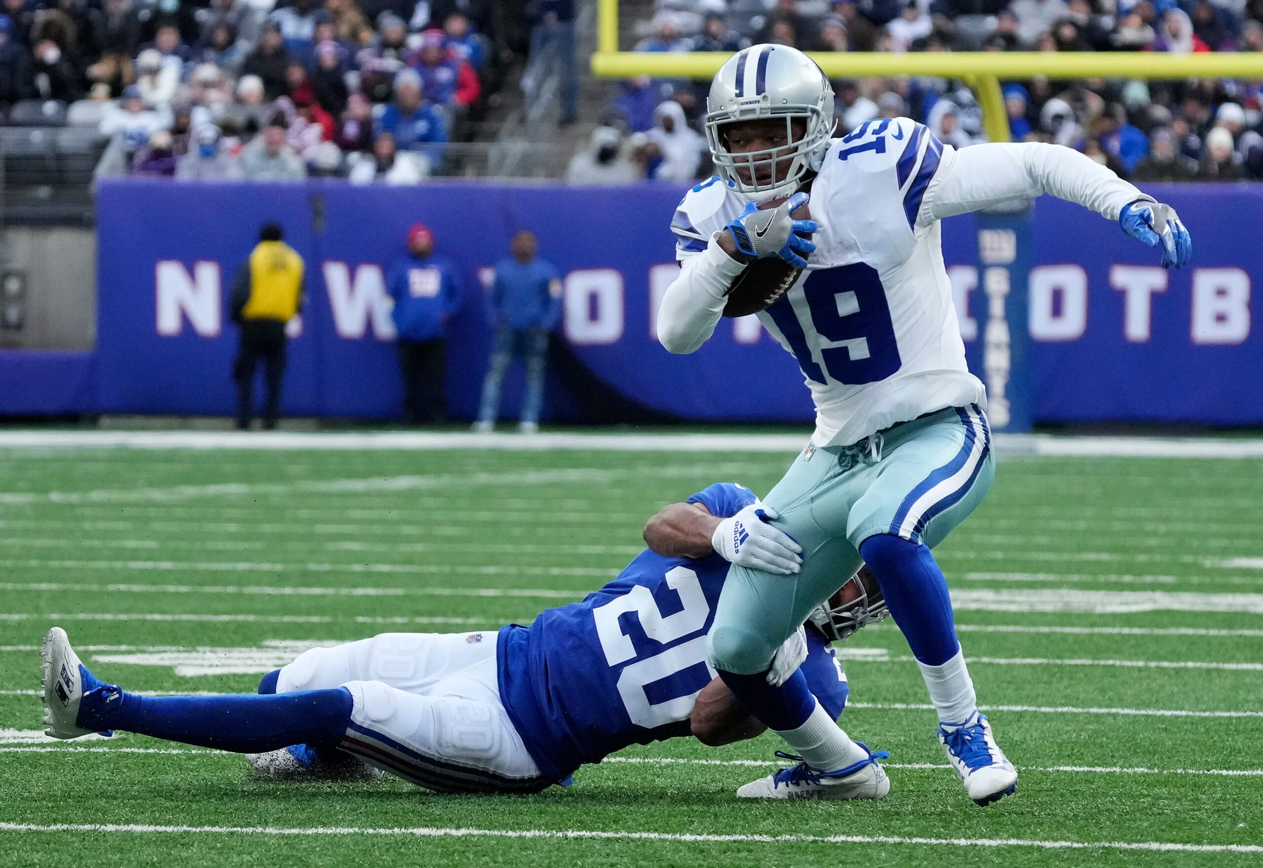 Cowboys use Amari Cooper, turnovers to beat Washington