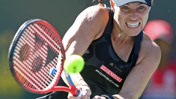 11 octobre 2021 ;  Indian Wells, Californie, États-Unis ;  Angelique Kerber (GER) frappe un coup lors de son troisième match contre Daria Kasatkina (RUS) au BNP Paribas Open à l'Indian Wells Tennis Garden.  Crédit obligatoire : Jayne Kamin-Oncea-USA TODAY Sports