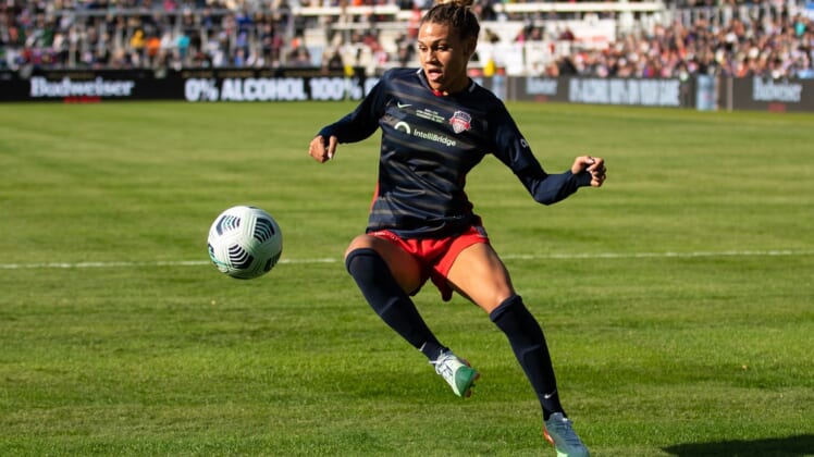 20 de noviembre de 2021;  Louisville, Kentucky, Estados Unidos;  El delantero del Washington Spirit, Trinity Rodman (2), juega el balón en el campeonato de la NWSL contra los Chicago Red Stars en el Lynn Family Stadium.  Crédito obligatorio: Jordan Prather-USA TODAY Sports