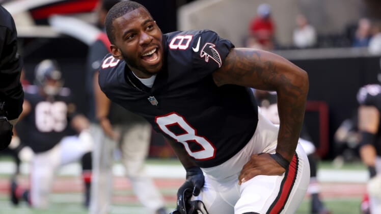 Dec 26, 2021; Atlanta, Georgia, USA; Atlanta Falcons tight end Kyle Pitts (8) warms-up before their game against the Detroit Lions at Mercedes-Benz Stadium. Mandatory Credit: Jason Getz-USA TODAY Sports