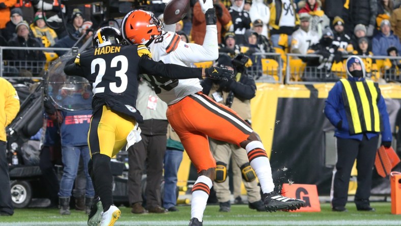 Jan 3, 2022; Pittsburgh, Pennsylvania, USA;  Cleveland Browns tight end David Njoku (85) catches a three yard touchdown pass against Pittsburgh Steelers cornerback Joe Haden (23) during the third quarter at Heinz Field. Mandatory Credit: Charles LeClaire-USA TODAY Sports