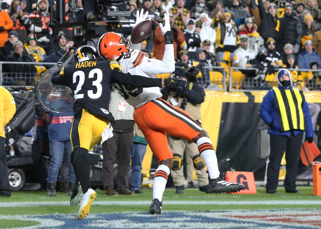 Jan 3, 2022; Pittsburgh, Pennsylvania, USA;  Cleveland Browns tight end David Njoku (85) catches a three yard touchdown pass against Pittsburgh Steelers cornerback Joe Haden (23) during the third quarter at Heinz Field. Mandatory Credit: Charles LeClaire-USA TODAY Sports