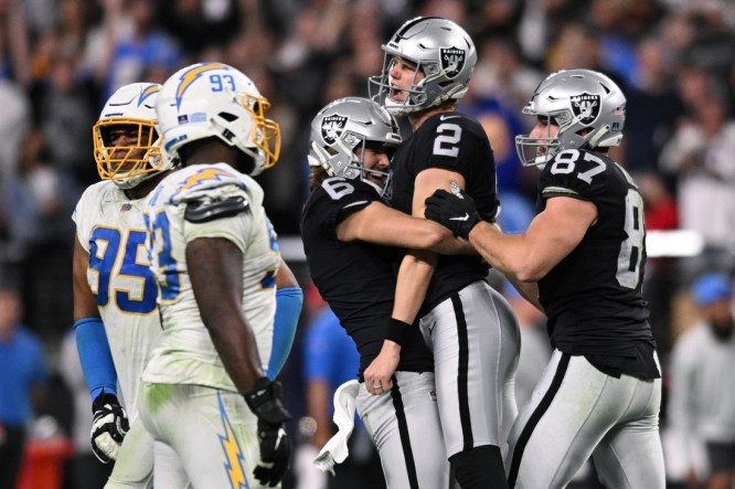 raiders beat chargers