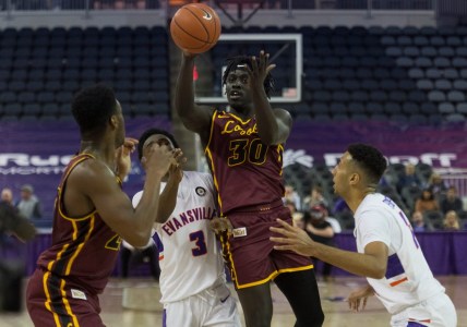 Loyola Chicago's Aher Uguak (30) passes to Chris Knight (23) as the Loyola Chicago Ramblers play the University of Evansville Purple Aces at Ford Center in Evansville, Ind., Tuesday evening, Jan. 18, 2022. Loyola Chicago won 77-48.

Mb 01182022 Uevsloyola 43