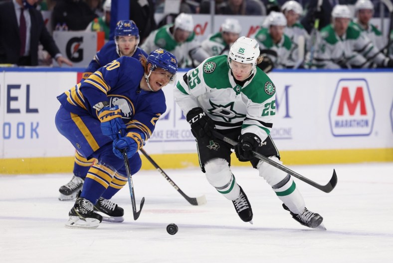 Jan 20, 2022; Buffalo, New York, USA; Dallas Stars left wing Joel Kiviranta (25) watches as Buffalo Sabres center Cody Eakin (20) looks to control the puck during the first period at KeyBank Center. Mandatory Credit: Timothy T. Ludwig-USA TODAY Sports