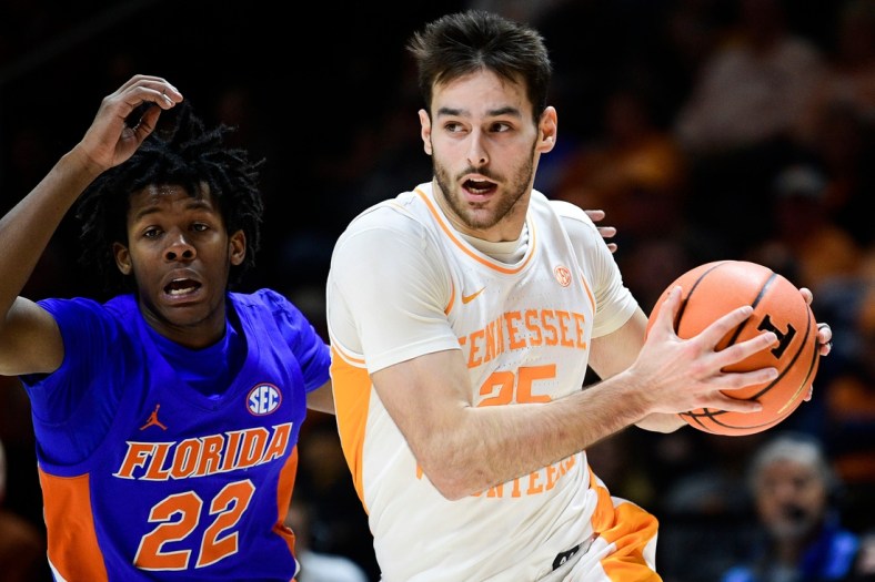 Tennessee guard Santiago Vescovi (25) dribbles the ball toward the net as Florida guard Tyree Appleby (22) defends during a game at Thompson-Boling Arena in Knoxville, Tenn. on Wednesday, Jan. 26, 2022.

Kns Tennessee Florida Basketball