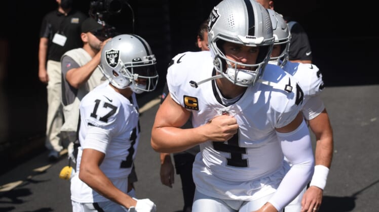 Carr throws for 382 yards, Raiders top Steelers 26-17