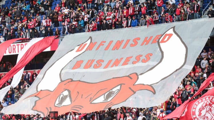 16 marca 2019 r.;  Harrison, NJ, USA;  Fani New York Red Bulls odsłaniają baner z napisem "niedokończone sprawy"  Przed meczem z trzęsieniami ziemi w San Jose na Red Bull Arena.  Obowiązkowe zaliczenie: Vincent Carchietta-USA TODAY Sports