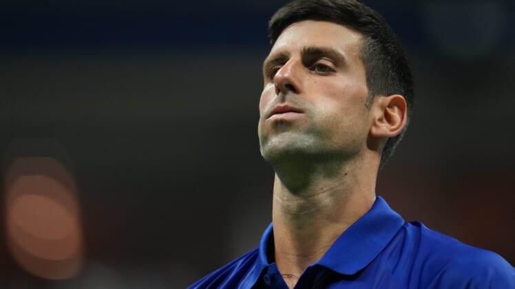 10 de septiembre de 2021;  Flushing, Nueva York, Estados Unidos;  Novak Djokovic de Serbia contraataca entre puntos contra el alemán Alexander Zverev (no en la foto) el día 12 del Campeonato Abierto de Tenis de EE. UU. 2021 en el Centro Nacional de Tenis Billie Jean King.  Crédito obligatorio: Danielle Parhizkaran-USA TODAY Sports