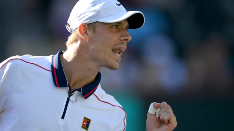 10.11.2021;  Indian Wells, Kalifornia, Stany Zjednoczone;  Denis Shapovalov (CAN) reaguje po zdobyciu punktu przeciwko Aslanowi Karatsevowi (RUS) podczas meczu trzeciej rundy na BNP Paribas Open w Indian Wells Tennis Garden.  Obowiązkowe źródło: Jayne Kamin-Oncea-USA TODAY Sports