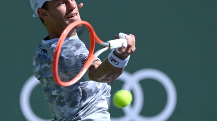 14.10.2021;  Indian Wells, Kalifornia, USA;  Diego Schwartzman (ARG) oddaje strzał przeciwko Cameron Norrie (GBR) w meczu ćwierćfinałowym podczas BNP Paribas Open w Indian Wells Tennis Garden.  Obowiązkowe źródło: Jayne Kamin-Oncea-USA TODAY Sports