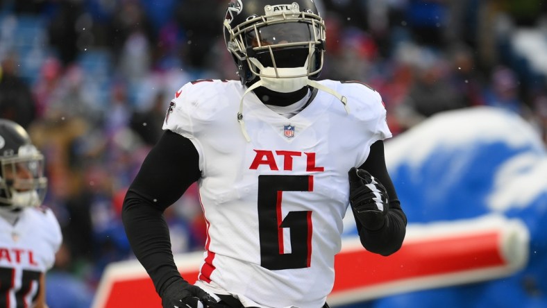 Jan 2, 2022; Orchard Park, New York, USA; Atlanta Falcons outside linebacker Dante Fowler Jr. (6) prior to the game against the Buffalo Bills at Highmark Stadium. Mandatory Credit: Rich Barnes-USA TODAY Sports