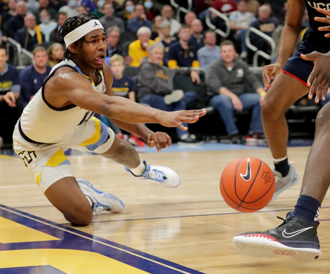 Marquette forward Justin Lewis (10) keeps the ball inbounds during the second half of their game Tuesday, December 21, 2021 at Fiserv Forum in Milwaukee, Wis. Connecticut beat Marquette 78-70.MARK HOFFMAN/MILWAUKEE JOURNAL SENTINEL

Mjs Mumen22 23 Jpg Mumen22