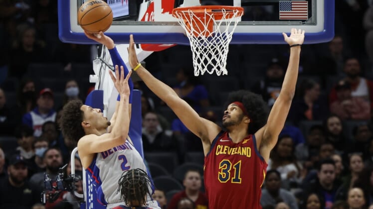 Pistons hang on for tight win over Cavaliers