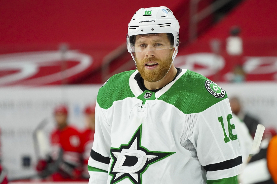 Stars sign forward Joe Pavelski to one-year extension