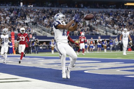 Jan 2, 2022; Arlington, Texas, USA; Dallas Cowboys wide receiver Amari Cooper (19) catches a touchdown pass in the fourth quarter against the Arizona Cardinals at AT&T Stadium. Mandatory Credit: Tim Heitman-USA TODAY Sports
