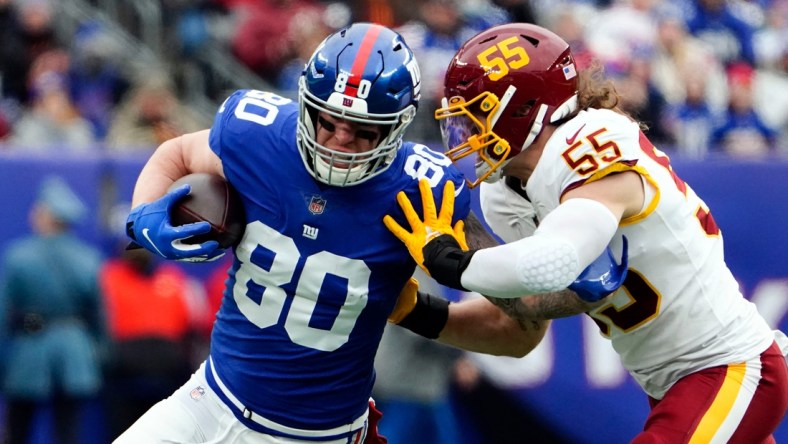 New York Giants tight end Kyle Rudolph (80) runs with the ball with pressure from Washington Football Team linebacker Cole Holcomb (55) in the first half at MetLife Stadium on Sunday, Jan. 9, 2022.

Nyg Vs Was