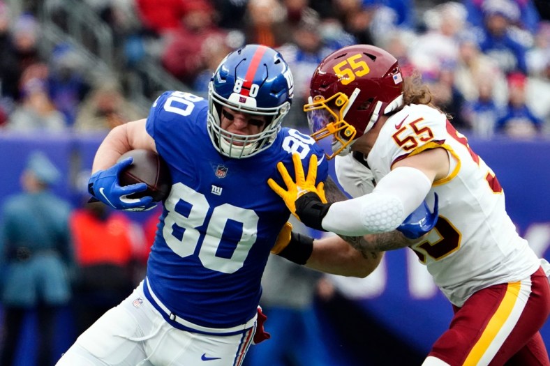 New York Giants tight end Kyle Rudolph (80) runs with the ball with pressure from Washington Football Team linebacker Cole Holcomb (55) in the first half at MetLife Stadium on Sunday, Jan. 9, 2022.

Nyg Vs Was