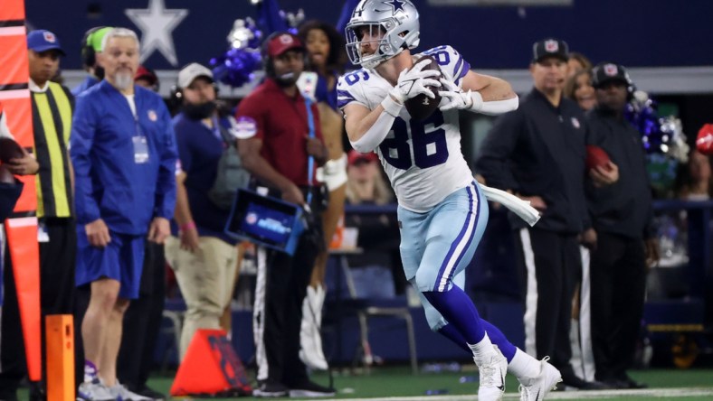 Jan 16, 2022; Arlington, Texas, USA; Dallas Cowboys tight end Dalton Schultz (86) runs the ball after a catch  during the second half of the NFC Wild Card playoff football game against the San Francisco 49ers at AT&T Stadium. Mandatory Credit: Kevin Jairaj-USA TODAY Sports