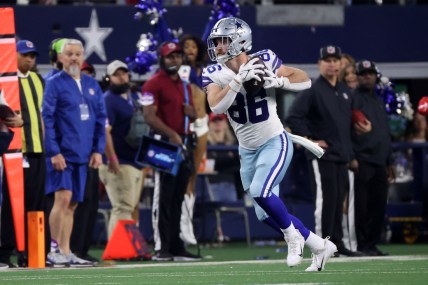 Jan 16, 2022; Arlington, Texas, USA; Dallas Cowboys tight end Dalton Schultz (86) runs the ball after a catch  during the second half of the NFC Wild Card playoff football game against the San Francisco 49ers at AT&T Stadium. Mandatory Credit: Kevin Jairaj-USA TODAY Sports