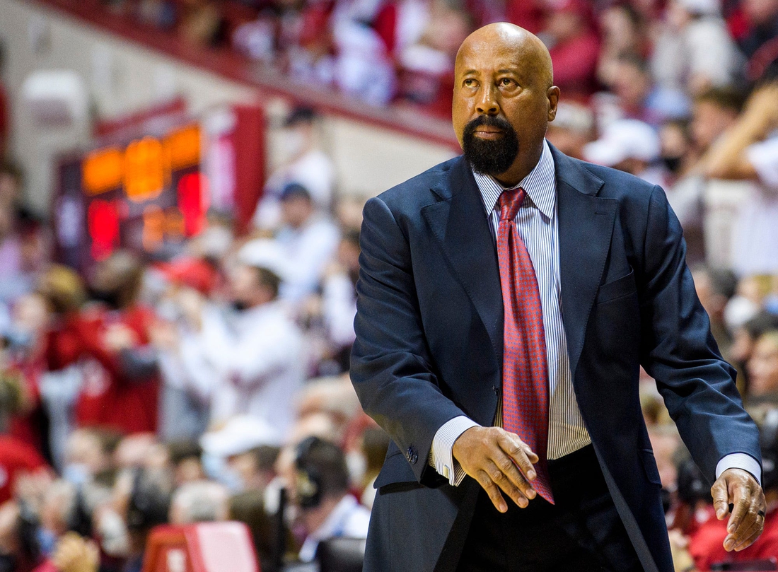 Indiana head coach Mike Woodson looks at the score late during the second half of the Indiana versus Wisconsin men's basketball game at Simon Skjodt Assembly Hall on Tuesday, Feb. 15, 2022.

Iu Wu Bb 2h Woodson 3