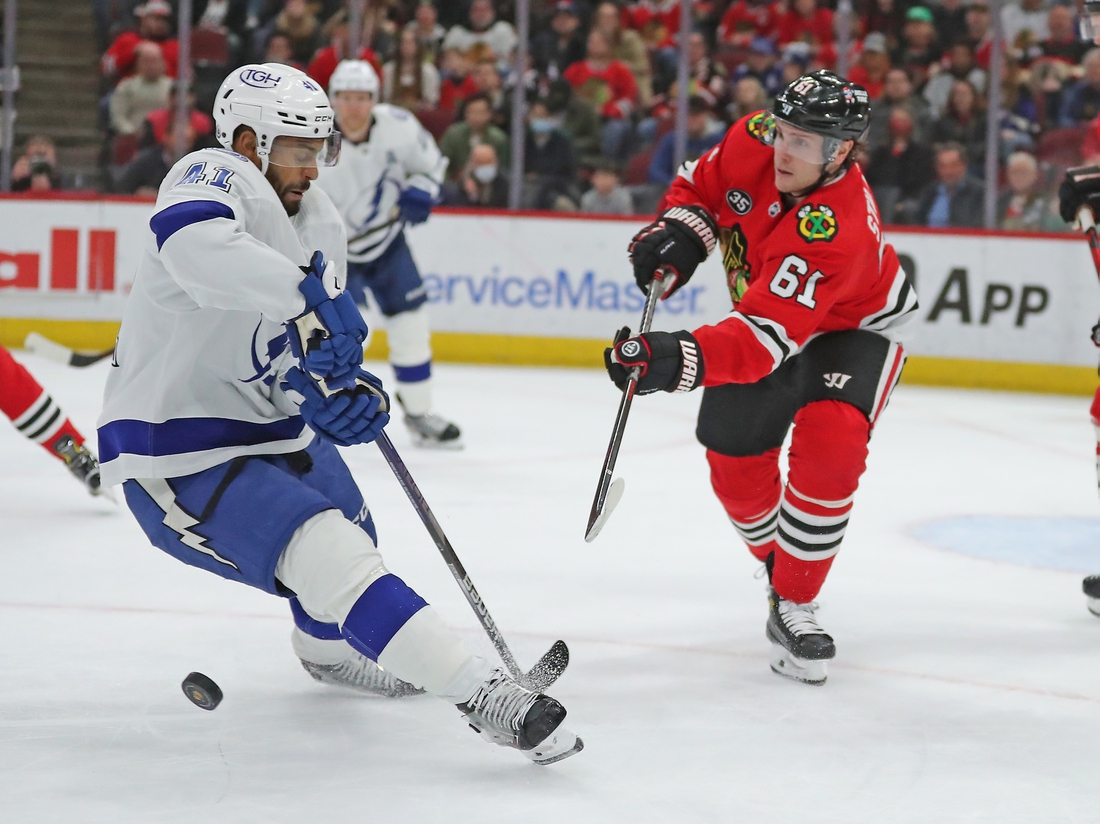 Lightning quick to slow Blackhawks' momentum with fast-paced 4-3 victory –  Sun Sentinel