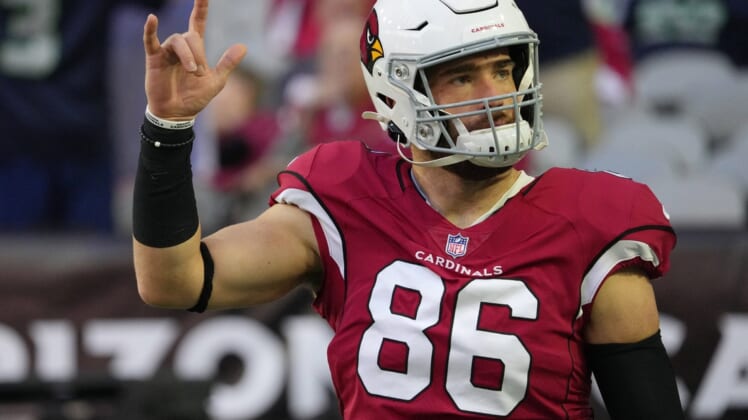 Jan 9, 2022; Glendale, Arizona, USA; Arizona Cardinals tight end Zach Ertz (86) waves towards the crowd before a home game against the Seattle Seahawks.Nfl Seahawks Vs Cardinals