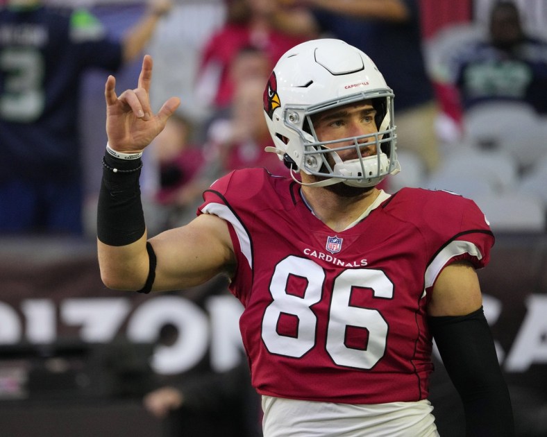 Jan 9, 2022; Glendale, Arizona, USA; Arizona Cardinals tight end Zach Ertz (86) waves towards the crowd before a home game against the Seattle Seahawks.

Nfl Seahawks Vs Cardinals