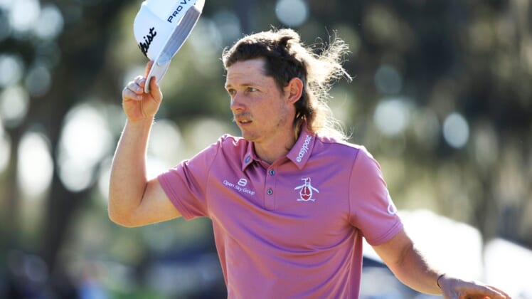 Cameron Smith acknowledges the crowd after completing his third round on 18 of the Players Stadium Course Monday, March 14, 2022 at TPC Sawgrass in Ponte Vedra Beach. Monday marked finishing third rounds and final rounds of golf for The Players Championship.Jki 031522 Playersmoncorey 28