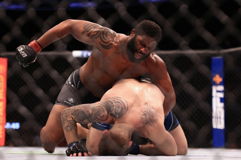 Mar 26, 2022; Columbus, Ohio, UNITED STATES; Curtis Blaydes (red gloves) fights Chris Daukaus (blue gloves) during UFC Fight Night at Nationwide Arena. Mandatory Credit: Aaron Doster-USA TODAY Sports
