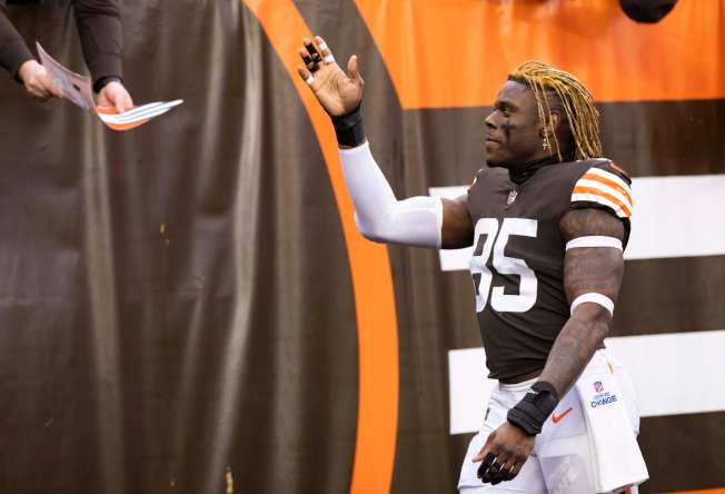 Cleveland Browns place franchise tag on David Njoku