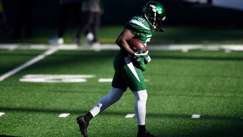 New York Jets running back Frank Gore (21) warms up before a game against the Last Vegas Raiders at MetLife Stadium on Sunday, Dec. 6, 2020, in East Rutherford.

Nyj Vs Lv