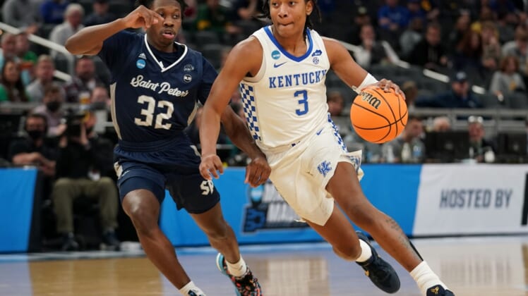 Mar 17, 2022; Indianapolis, IN, USA; Kentucky Wildcats guard TyTy Washington Jr. (3) dribbles the ball against Saint Peter's Peacocks guard Jaylen Murray (32) during the first round of the 2022 NCAA Tournament at Gainbridge Fieldhouse. Mandatory Credit: Robert Goddin-USA TODAY Sports