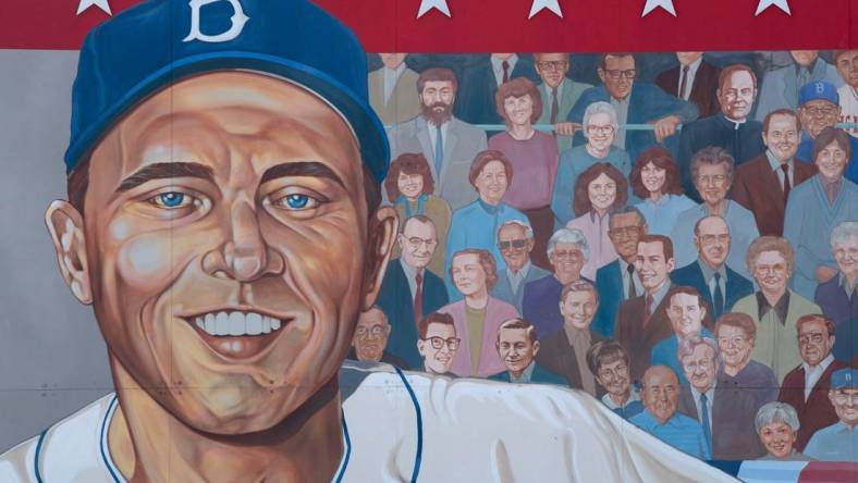 A 52' x 16' mural of Gil Hodges, painted by Randy Hedden, stands at the corner of Hwy 61 and Hwy 57 in Petersburg, Ind., Hodges' hometown. Hodges is portrayed as a player for the Brooklyn Dodgers (part of two World Series winning Dodgers teams     1955 in Brooklyn and 1959 in Los Angeles) and manager for the New York Mets (captained the Miracle Mets to their first-ever World Series title in 1969).

Ds82819gilhodges001