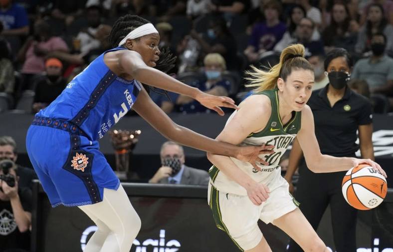 Aug 12, 2021; Phoenix, Arizona, USA; Seattle Storm forward Breanna Stewart (30) drives against Connecticut Sun forward Kaila Charles (left) in the first half during the Inaugural WNBA Commissioners Cup Championship Game at Footprint Center. Mandatory Credit: Rick Scuteri-USA TODAY Sports