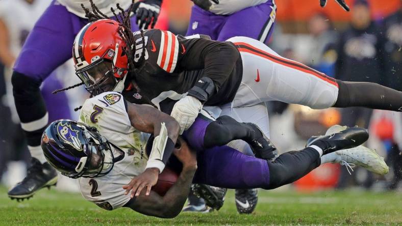 Cleveland Browns defensive end Jadeveon Clowney (90) sacks Baltimore Ravens backup quarterback Tyler Huntley (2) during the fourth quarter of an NFL football game at FirstEnergy Stadium, Sunday, Dec. 12, 2021, in Cleveland, Ohio. [Jeff Lange/Beacon Journal]

Browns 7