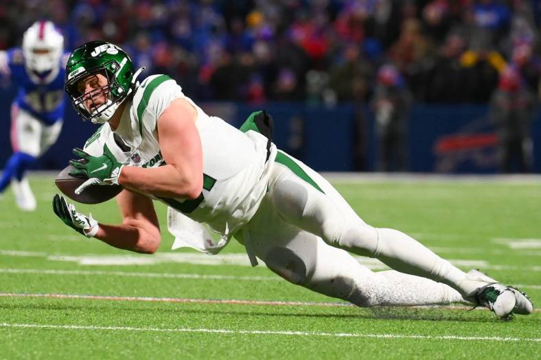 Jan 9, 2022; Orchard Park, New York, USA; New York Jets tight end Tyler Kroft (81) attempts to make a catch against the Buffalo Bills during the second half at Highmark Stadium. The attempt would fall incomplete. Mandatory Credit: Rich Barnes-USA TODAY Sports