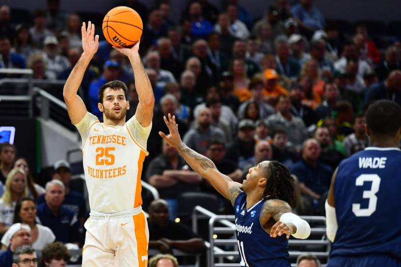 Tennessee guard Santiago Vescovi (25) attempts a three-pointer during the NCAA Tournament first round game between Tennessee and Longwood at Gainbridge Fieldhouse in Indianapolis, Ind., on Thursday, March 17, 2022.

Kns Ncaa Vols Longwood Bp