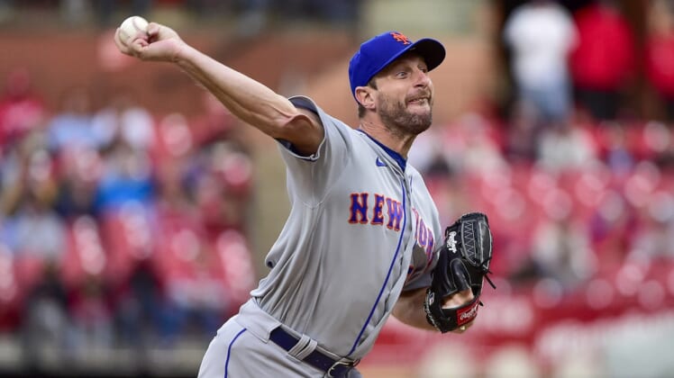 Apr 25, 2022; St. Louis, Missouri, USA;  New York Mets starting pitcher Max Scherzer (21) pitches against the St. Louis Cardinals during the first inning at Busch Stadium. Mandatory Credit: Jeff Curry-USA TODAY Sports