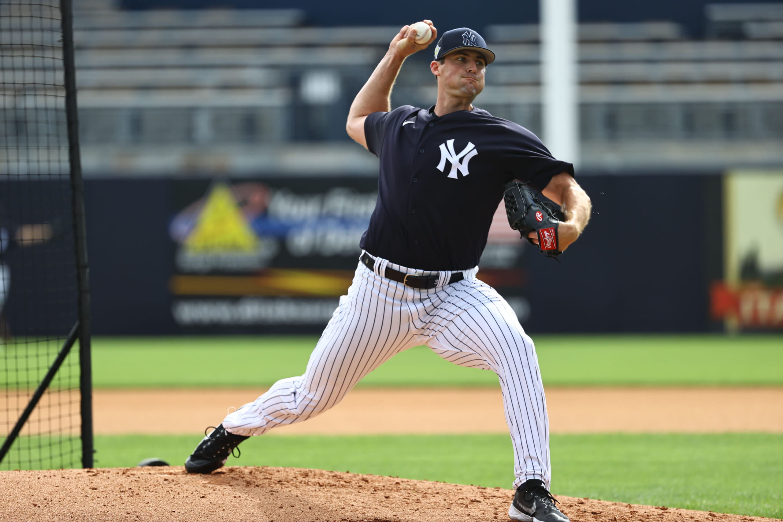Yankees closer Clay Holmes tosses a bullpen session at Yankees camp