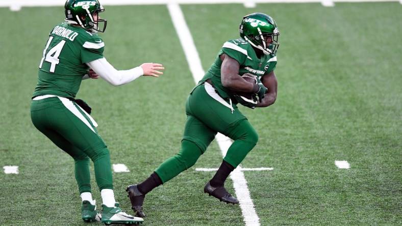 New York Jets running back Frank Gore (21) rushes with a hand-off from quarterback Sam Darnold (14). The Jets defeat the Browns, 23-16, at MetLife Stadium on Sunday, Dec. 27, 2020, in East Rutherford.

Nyj Vs Cle